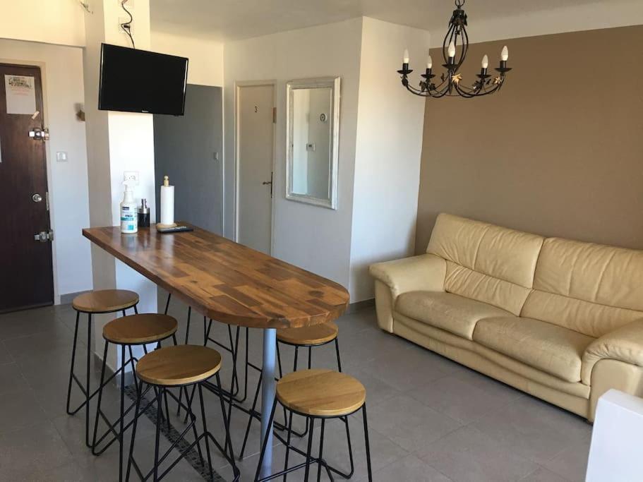 Grands Buffets Hebergement Chambre Нарбонна Экстерьер фото